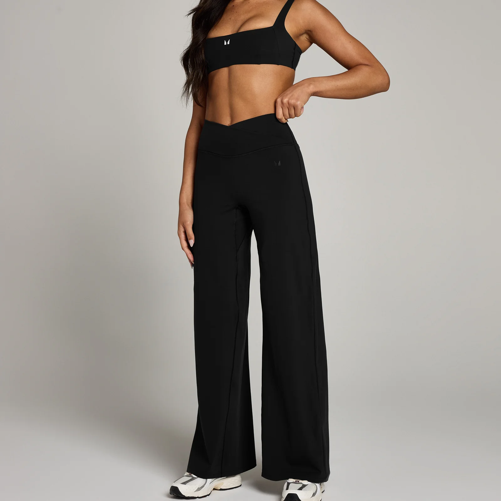 MP ženske Studio helanke sa ukrštenim pojasom i širokim nogavicama - crna boja - L Slika 1